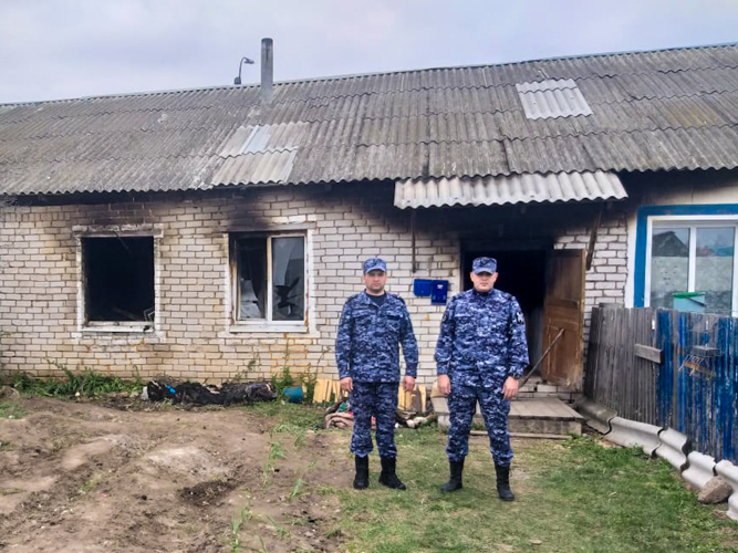 Росгвардейцы спасли мужчину во время пожара в Марий Эл