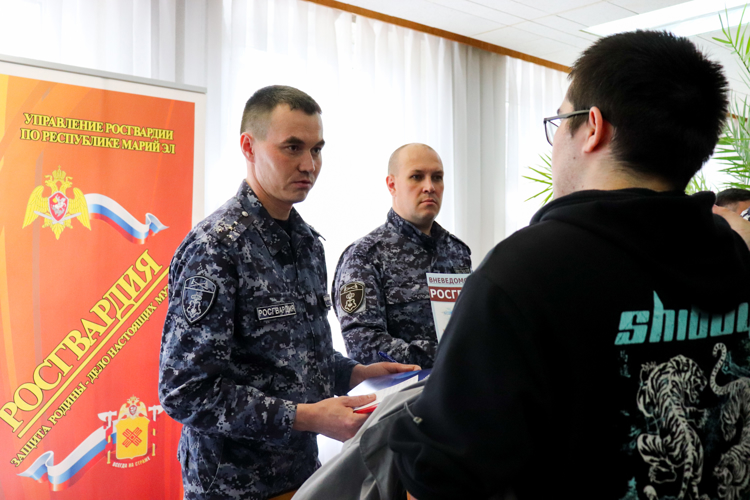 Росгвардия информирует жителей Марий Эл о вакансиях и перспективах службы в силовом ведомстве