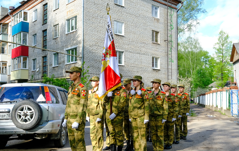 Кадеты подшефного класса Росгвардии в Йошкар-Оле приняли участие в акции «Парад у дома ветерана»