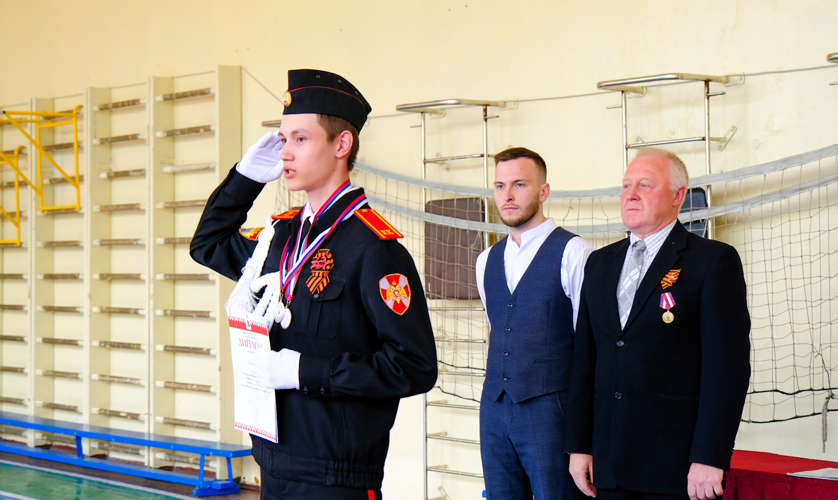Представитель Росгвардии в Йошкар-Оле поздравил подшефных кадетов с окончанием учебного года на патриотическом мероприятии «Лики Победы»