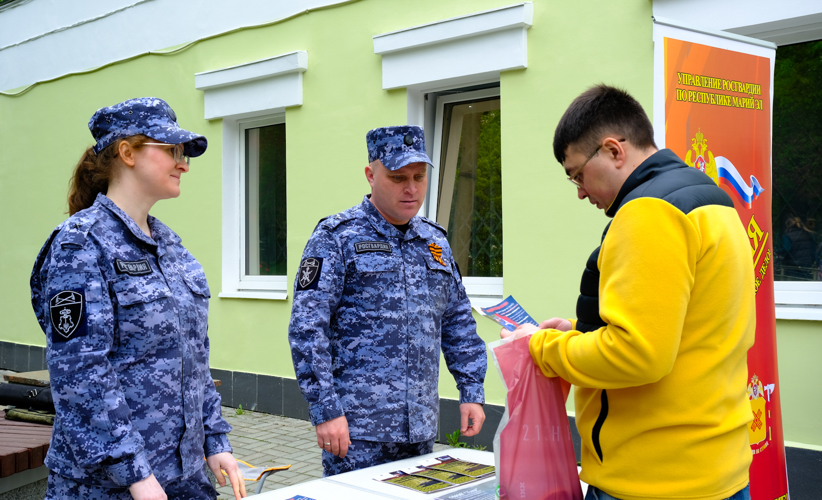 В Йошкар-Оле сотрудники и военнослужащие Росгвардии рассказали о службе и поступлении в вузы ведомства 