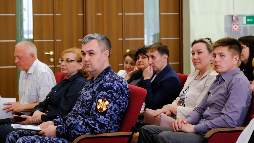 В Йошкар-Оле представитель Росгвардии поздравил подшефных школьников с завершением учебного года