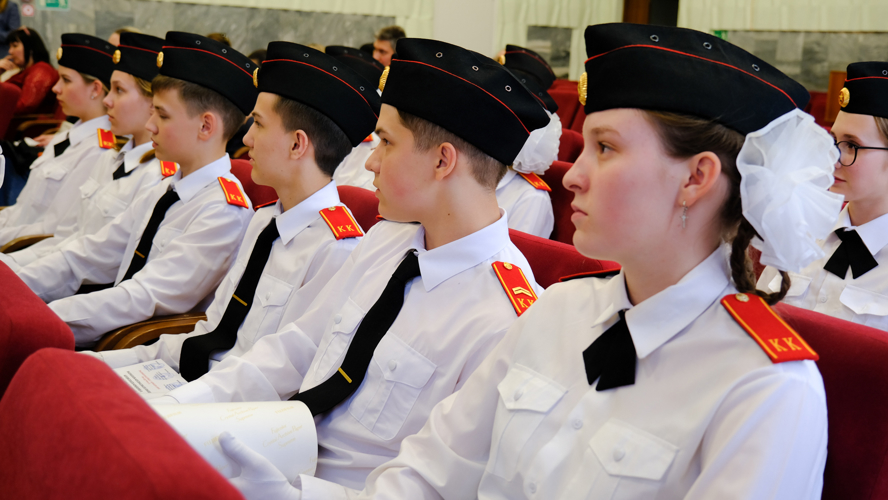 В Йошкар-Оле представитель Росгвардии поздравил подшефных школьников с завершением учебного года