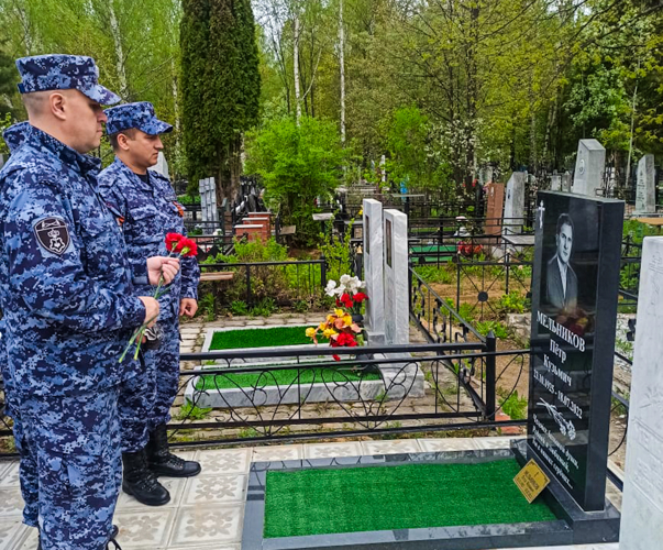 Сотрудники Росгвардии в Йошкар-Оле почтили память ветерана Великой Отечественной войны Петра Кузьмича Мельникова 