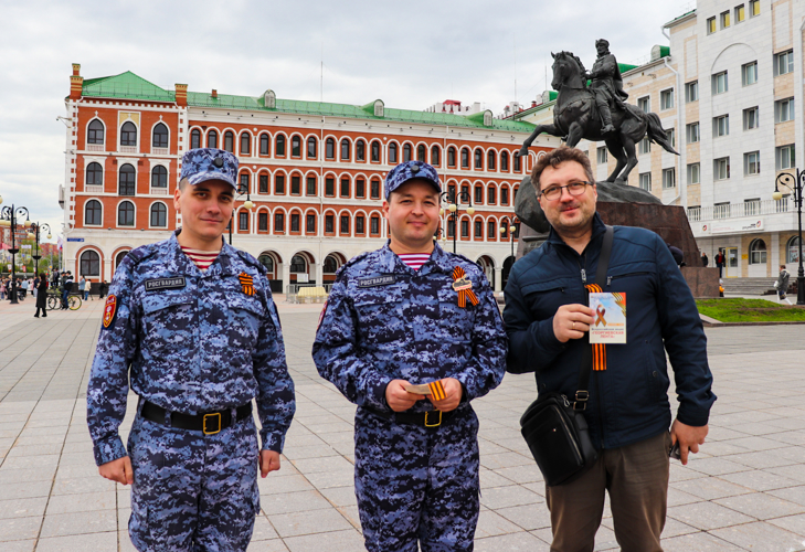 Сотрудники Росгвардии и кадеты раздали Георгиевские ленты жителям и гостям Йошкар-Олы 