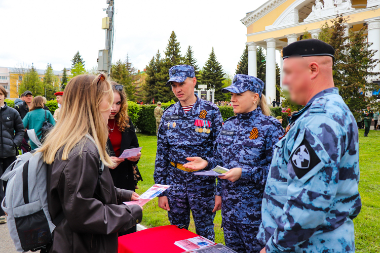 В Йошкар-Оле сотрудники и военнослужащие Росгвардии рассказали о службе и поступлении в вузы ведомства 