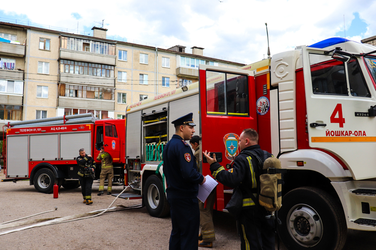В Йошкар-Оле прошли совместные учения Росгвардии и МЧС по отработке действий при пожаре 