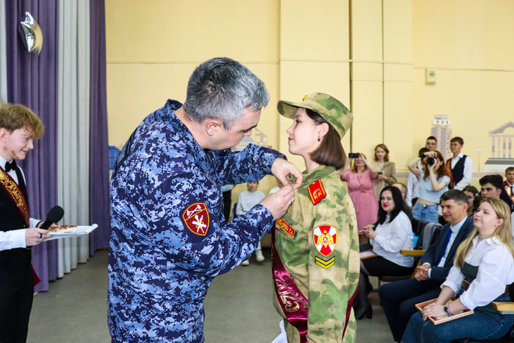 В Йошкар-Оле на торжественной линейке кадетам подшефного класса Росгвардии вручили значки и медали за участие в Параде Победы