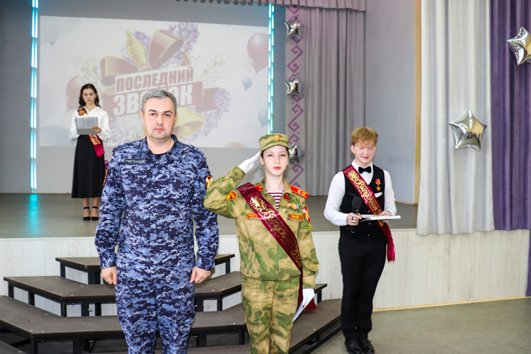 В Йошкар-Оле на торжественной линейке кадетам подшефного класса Росгвардии вручили значки и медали за участие в Параде Победы 