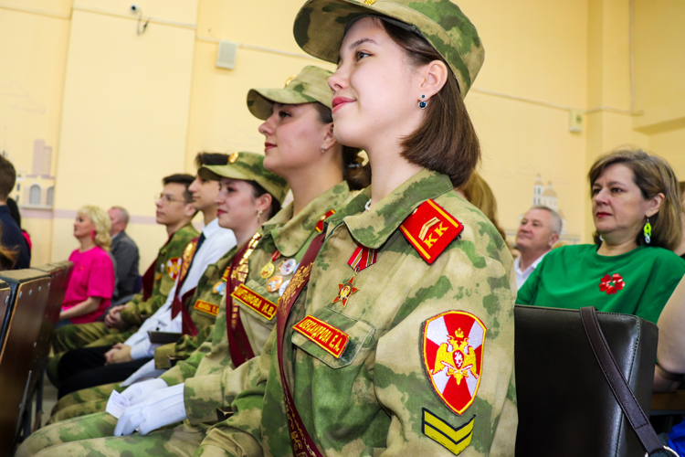 В Йошкар-Оле на торжественной линейке кадетам подшефного класса Росгвардии вручили значки и медали за участие в Параде Победы