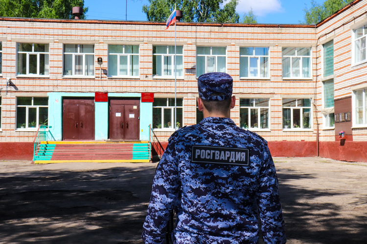 В Марий Эл при участии Росгвардии обеспечена безопасности во время проведении «Последнего звонка»