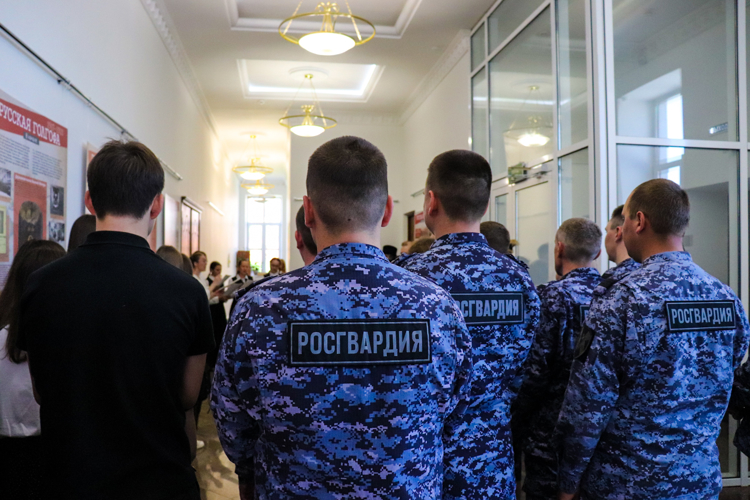 В Йошкар-Оле сотрудники и военнослужащие Росгвардии посетили выставку «Русская Голгофа» в день открытия