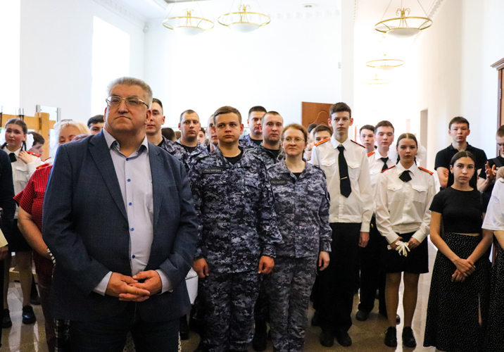 В Йошкар-Оле сотрудники и военнослужащие Росгвардии посетили выставку «Русская Голгофа» в день открытия