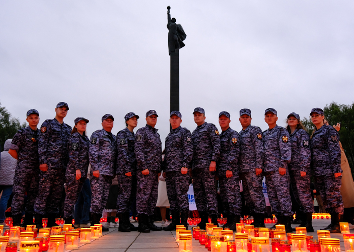 Сотрудники и военнослужащие регионального управления Росгвардии приняли участие в памятной акции «Свеча памяти» в Йошкар-Оле 