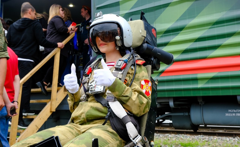 Сотрудники и военнослужащие Росгвардии Марий Эл встретили агитпоезд «Единство в памяти»