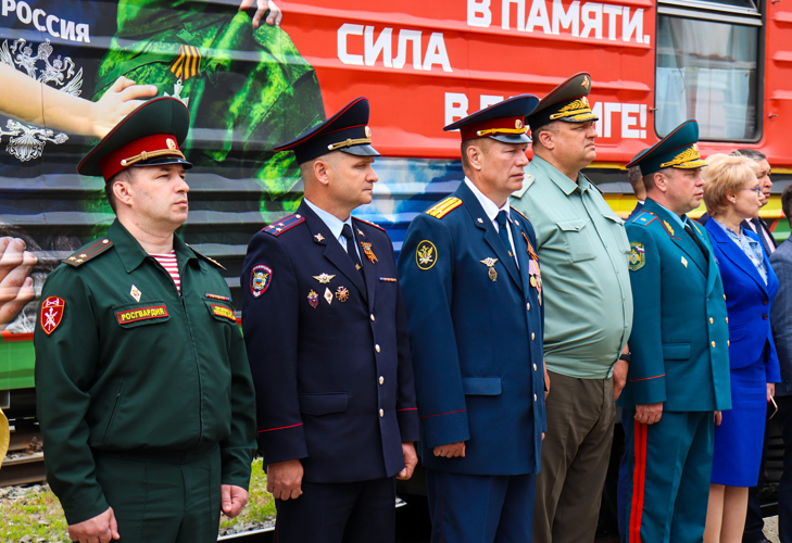 Сотрудники и военнослужащие Росгвардии Марий Эл встретили агитпоезд «Единство в памяти»