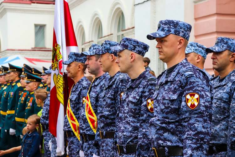 Сотрудники и военнослужащие Росгвардии Марий Эл встретили агитпоезд «Единство в памяти»