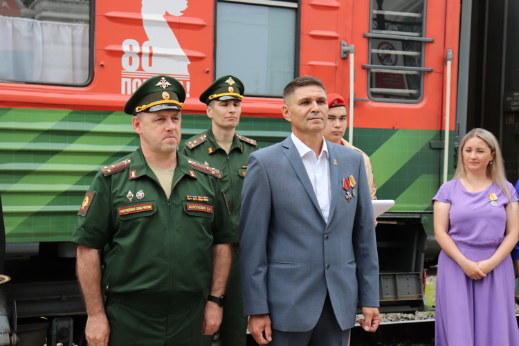 Сотрудники и военнослужащие Росгвардии Марий Эл встретили агитпоезд «Единство в памяти» 
