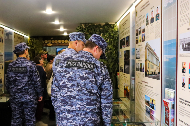 Сотрудники и военнослужащие Росгвардии Марий Эл встретили агитпоезд «Единство в памяти» 