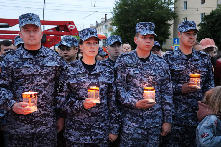 Сотрудники и военнослужащие регионального управления Росгвардии приняли участие в памятной акции «Свеча памяти» в Йошкар-Оле