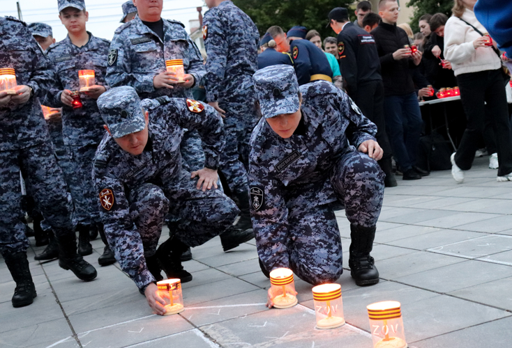 Сотрудники и военнослужащие регионального управления Росгвардии приняли участие в памятной акции «Свеча памяти» в Йошкар-Оле