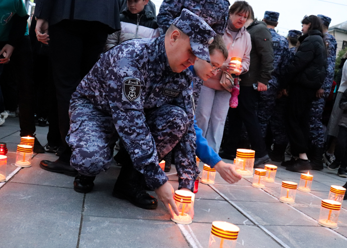 Сотрудники и военнослужащие регионального управления Росгвардии приняли участие в памятной акции «Свеча памяти» в Йошкар-Оле