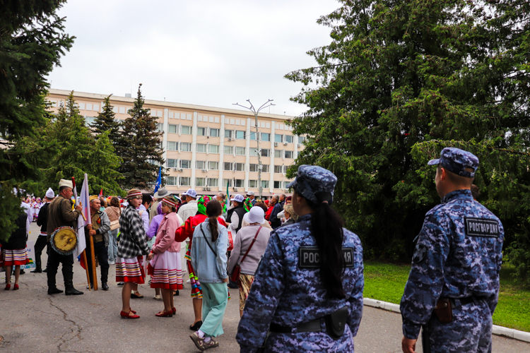 Росгвардейцы выполнили задачи по обеспечению безопасности во время празднования национального праздника Пеледыш пайрем и Дня молодежи в Марий Эл