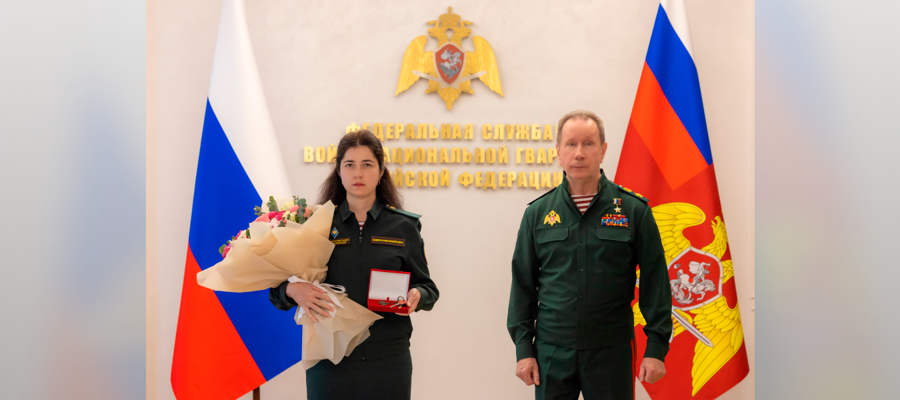 Директор Росгвардии вручил ключи от новой квартиры вдове Героя России майора Марата Тибилова