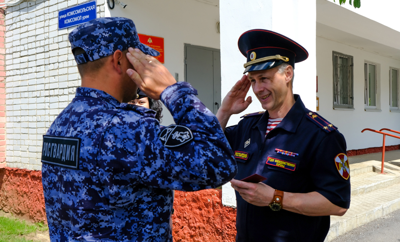 В п. Сернур (Марий Эл) сотрудники вневедомственной охраны Росгвардии награждены за мужество и профессионализм 