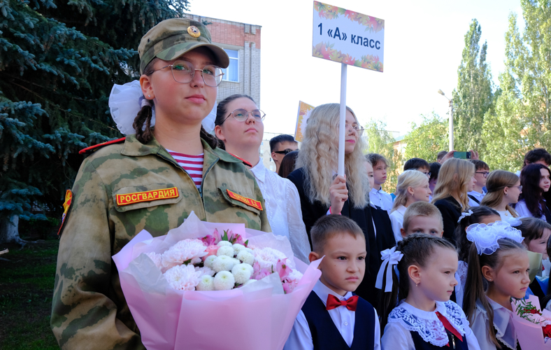 В Йошкар-Оле  росгвардейцы поздравили подшефных школьников  с Днём знаний