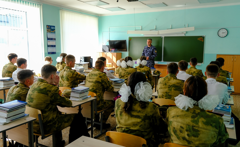 В Йошкар-Оле офицер Росгвардии провел урок мужества для подшефных школьников 