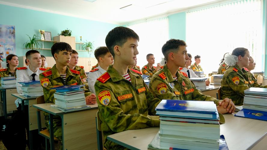 В Йошкар-Оле офицер Росгвардии провел урок мужества для подшефных школьников 