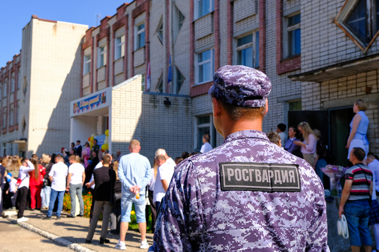В  День знаний росгвардейцы обеспечили безопасность школьных линеек в Марий Эл  