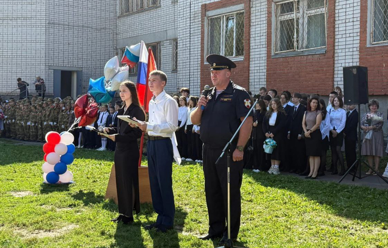 В Йошкар-Оле  росгвардейцы поздравили подшефных школьников  с Днём знаний
