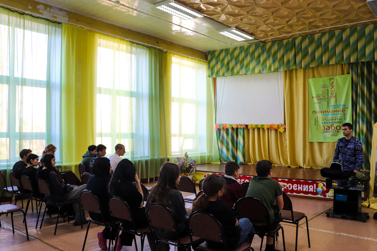 Сотрудники Росгвардии провели патриотическую акцию для воспитанников Люльпанского центра в Марий Эл