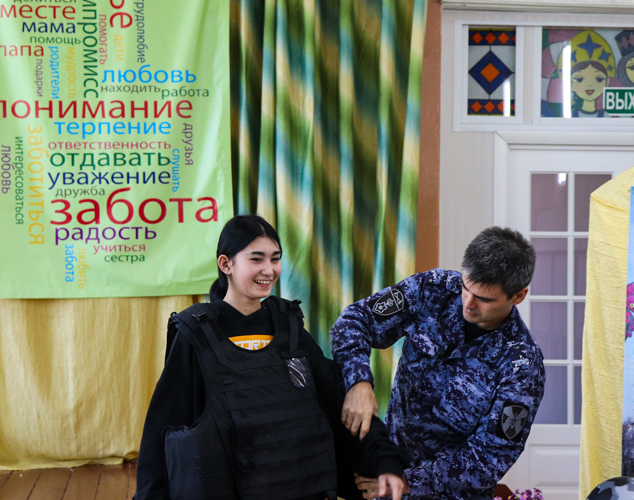 Сотрудники Росгвардии провели патриотическую акцию для воспитанников Люльпанского центра в Марий Эл