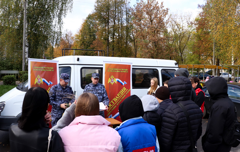 Агитмобиль Росгвардии побывал в Оршанке: жителям поселка рассказали о службе в войсках правопорядка