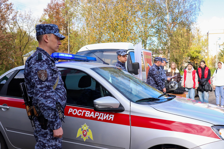Агитмобиль Росгвардии побывал в Оршанке: жителям поселка рассказали о службе в войсках правопорядка