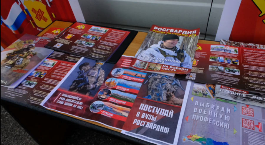 Мобильный агитационный пункт Росгвардии провел работу в поселке Медведево