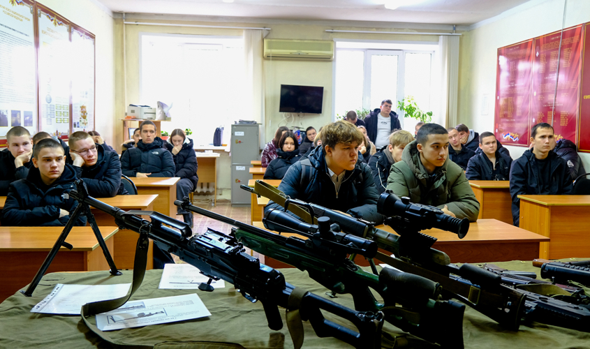 Студенты Йошкар-Олинского колледжа познакомились со службой в Росгвардии