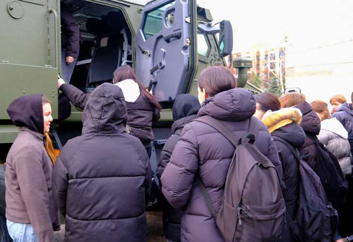 Студенты Йошкар-Олинского колледжа познакомились со службой в Росгвардии