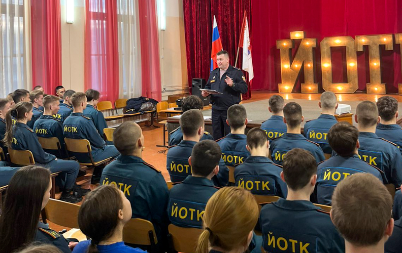 Сотрудник Росгвардии провел патриотическое занятие со студентами технологического колледжа Йошкар-Олы