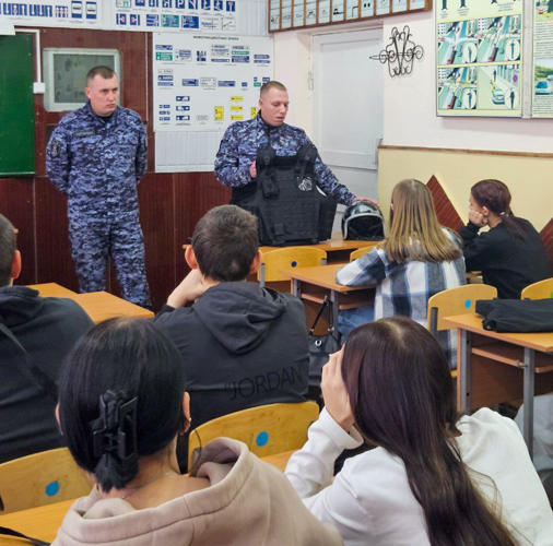 В Марий Эл сотрудники Росгвардии встретились со студентами Санчурского социально-экономического техникума