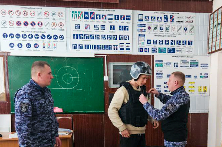 В Марий Эл сотрудники Росгвардии встретились со студентами Санчурского социально-экономического техникума