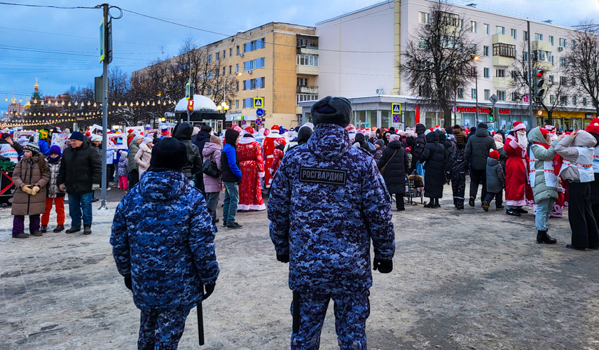 Сотрудники Управления Росгвардии по Республике Марий Эл обеспечили охрану общественного порядка во время яркого новогоднего шествия Дедов Морозов в Йошкар-Оле