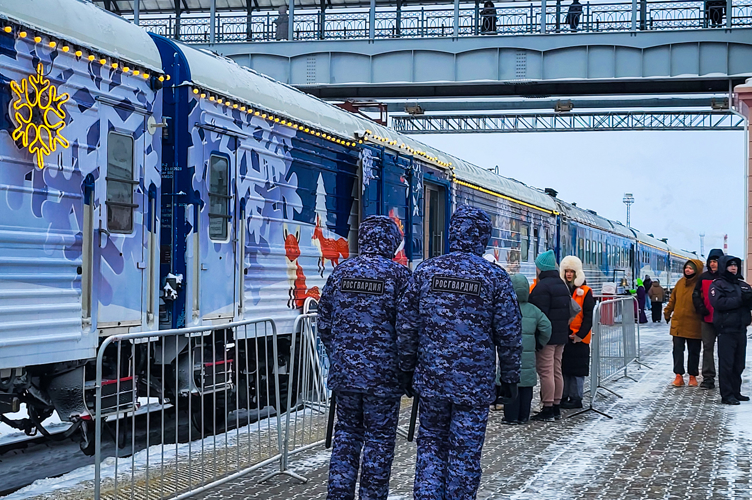 Росгвардия в Йошкар-Оле обеспечивала безопасность сказочной атмосферы во время прибытия Поезда Деда Мороза