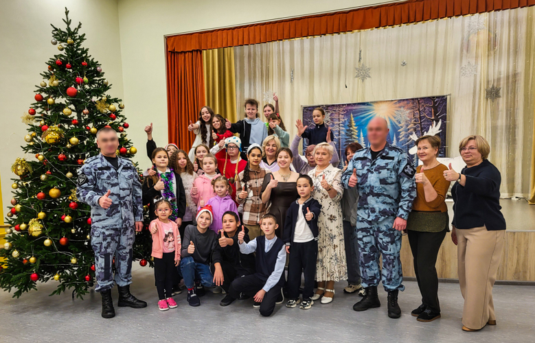 Бойцы ОМОН «Таир» Росгвардии поздравили учеников коррекционной школы с. Семеновка (Марий Эл) 