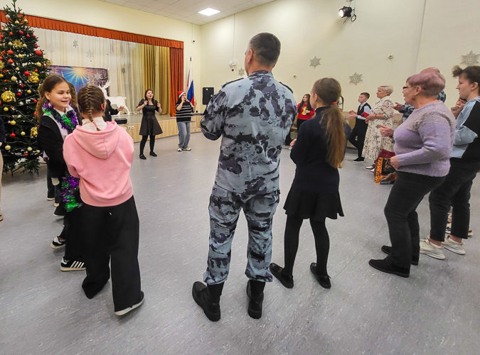 Бойцы ОМОН «Таир» Росгвардии поздравили учеников коррекционной школы с. Семеновка (Марий Эл) 