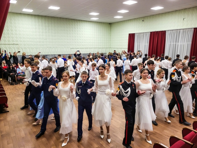В Йошкар-Оле подшефные школьники Росгвардии приняли участие в новогоднем кадетском балу