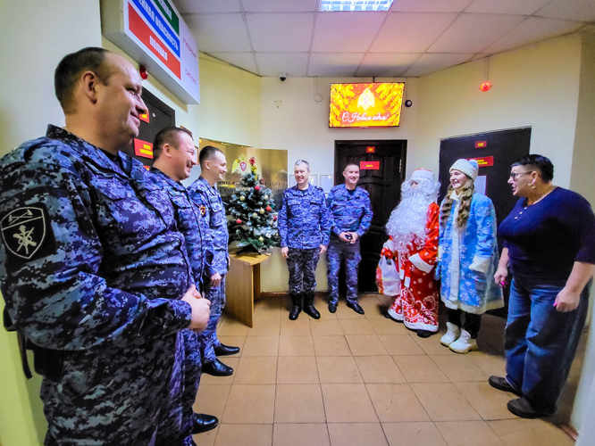 Активисты «Движения Первых» в Йошкар-Оле поздравили росгвардейцев, заступающих на службу в новогоднюю ночь